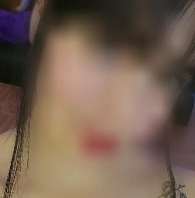 Ewa, 28